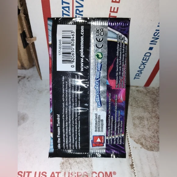 Pokemon TCG Sword And Shield Chilling Reign Expansion Foil Booster Pack - Picture 2 of 2